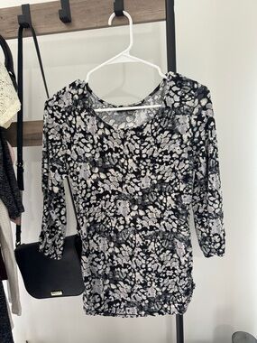 Flattering scrunch details Black and Gray Printed Scoop Neck Top